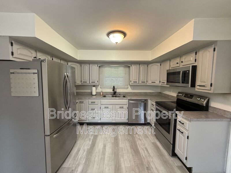 Beautiful 3 Bed, 2 Bath Home in Centerville with Fenced in Backyard property image