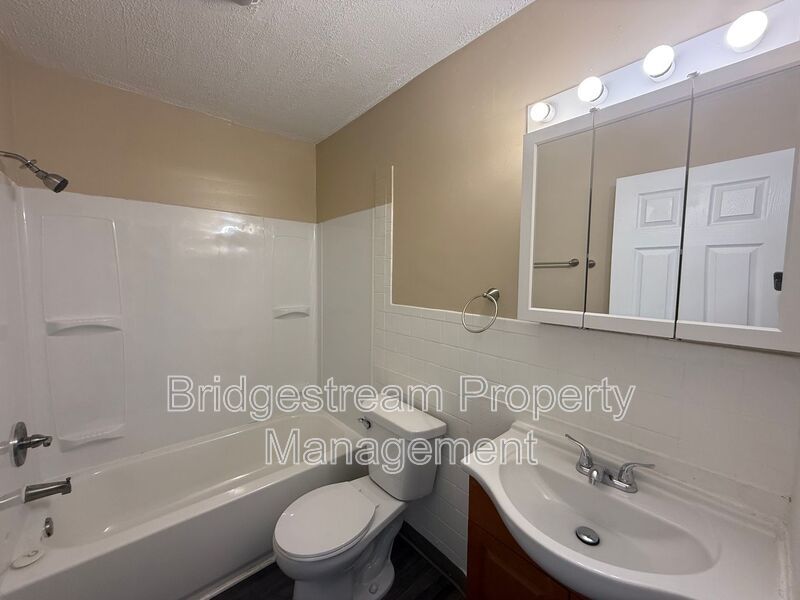Cozy 2 Bed, 1 Bath Ranch Style Unit property image