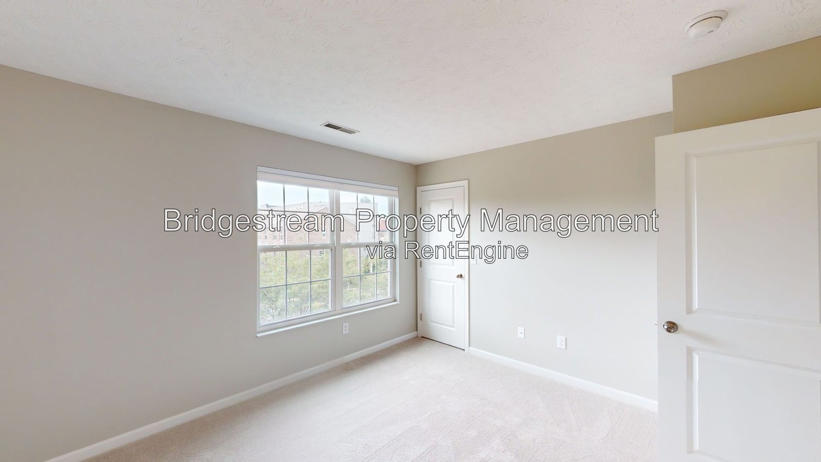 Beautiful 2 bedroom, 1.5 bath townhome with 1 car attached garage and reserved parking space in Downtown Dayton near Riverscape property image