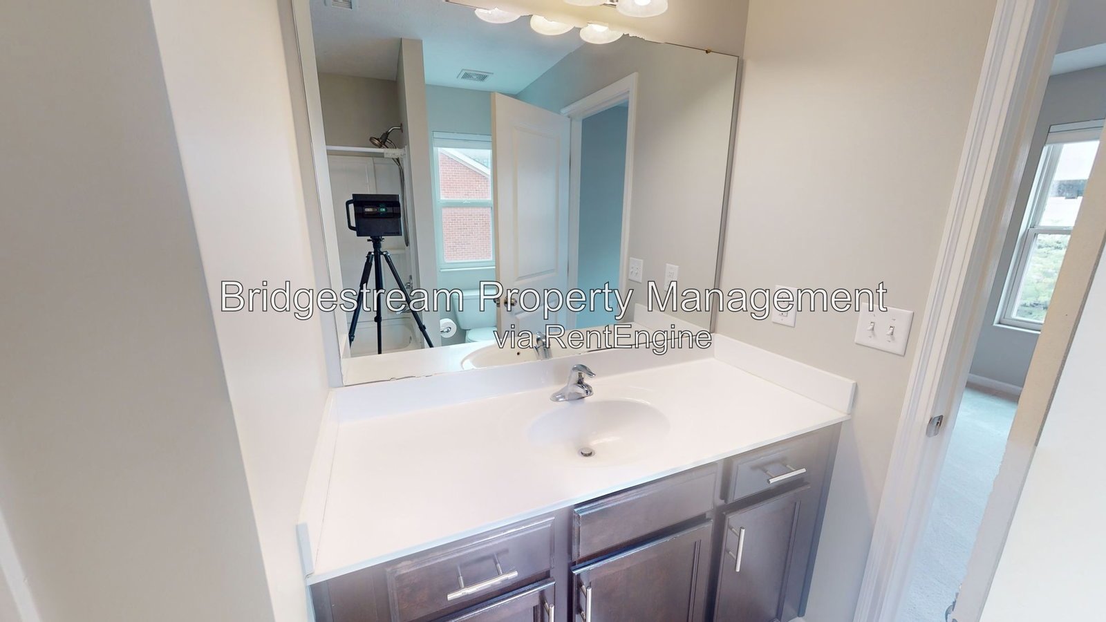 Beautiful 2 bedroom, 1.5 bath townhome with 1 car attached garage and reserved parking space in Downtown Dayton near Riverscape property image