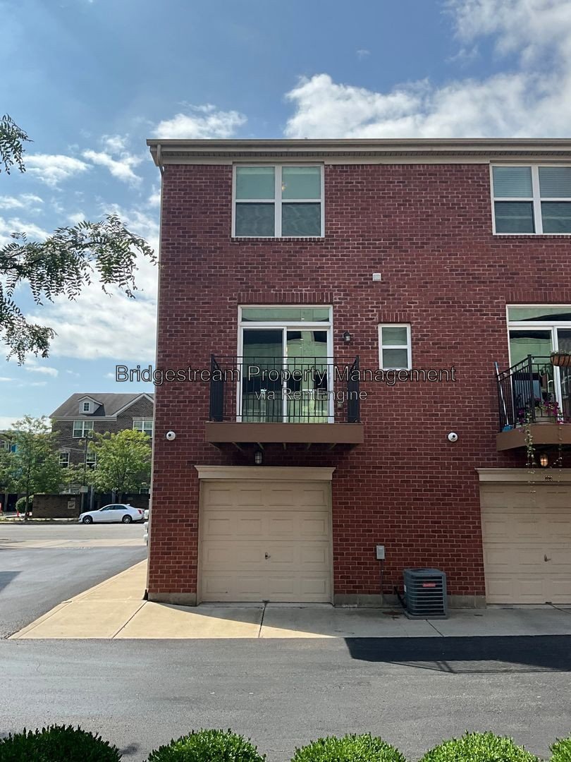 Beautiful 2 bedroom, 1.5 bath townhome with 1 car attached garage and reserved parking space in Downtown Dayton near Riverscape property image