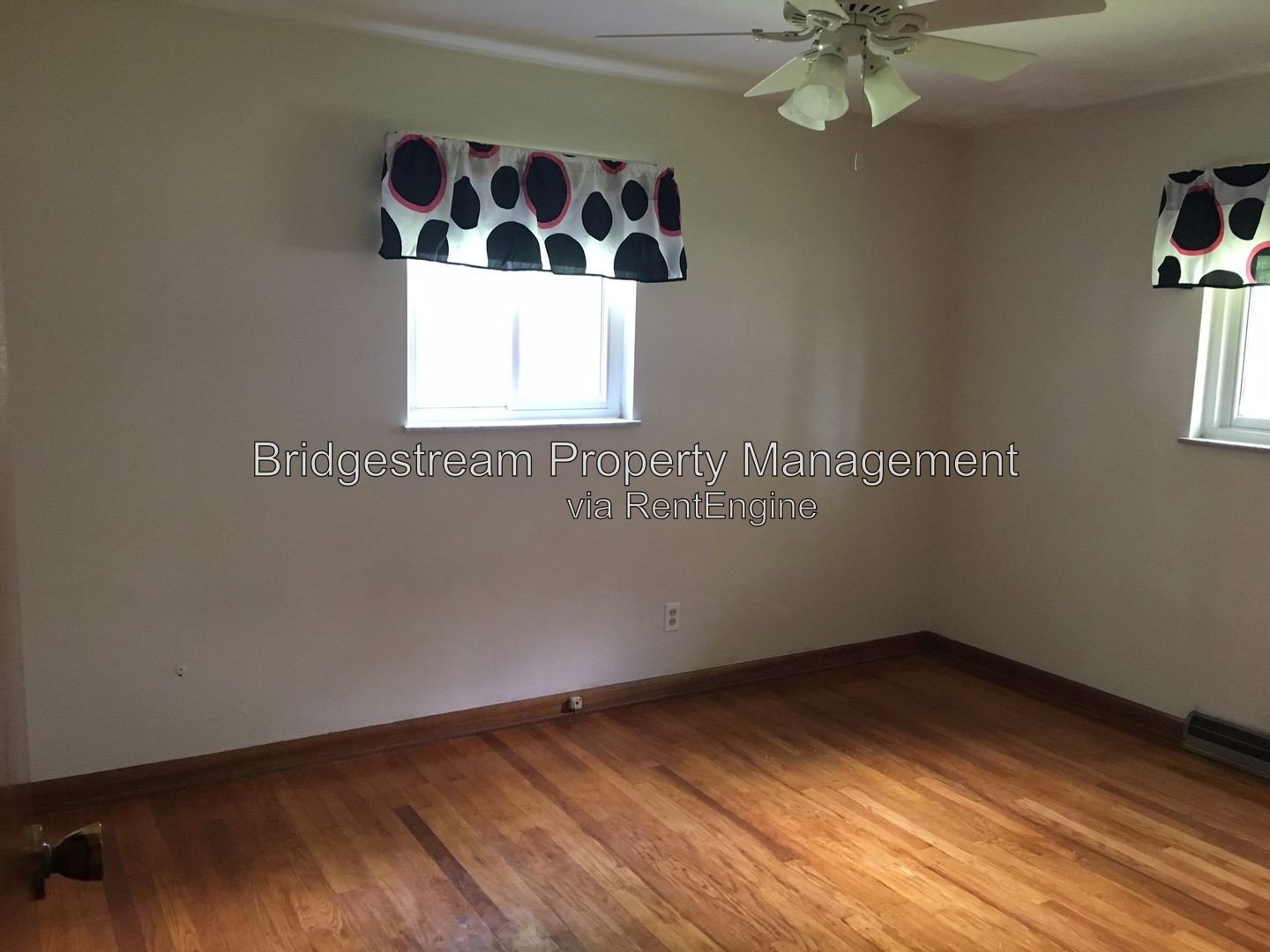 3 Bedroom, 2 full bath home with 2 car attached garage in Englewood property image