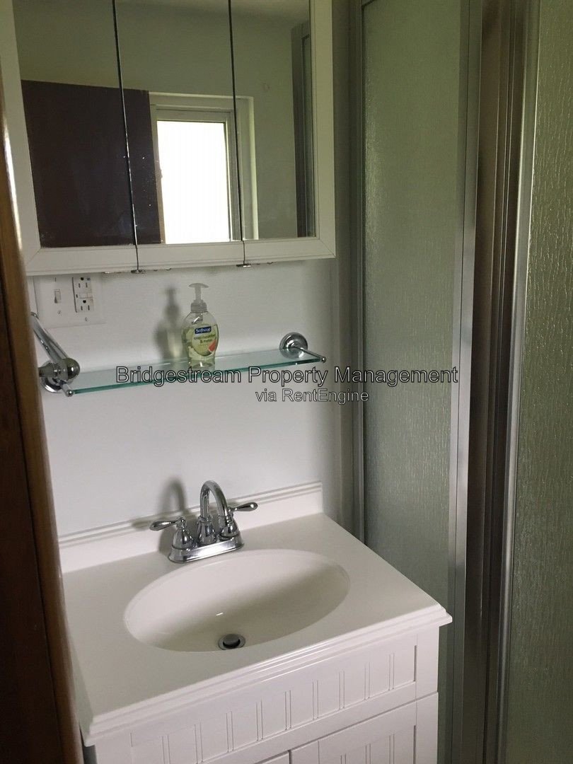 3 Bedroom, 2 full bath home with 2 car attached garage in Englewood property image