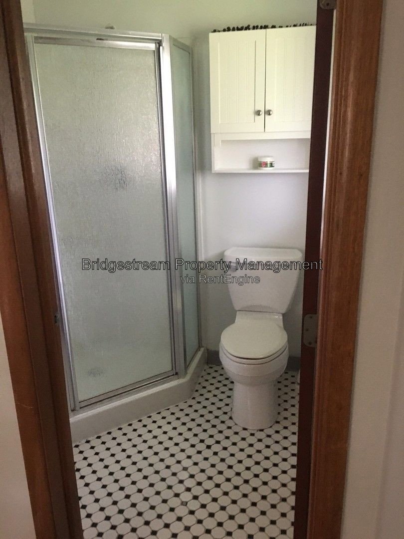 3 Bedroom, 2 full bath home with 2 car attached garage in Englewood property image