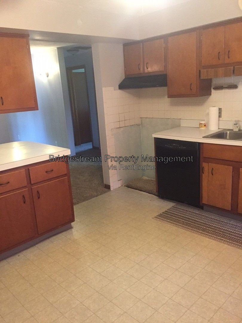 3 Bedroom, 2 full bath home with 2 car attached garage in Englewood property image