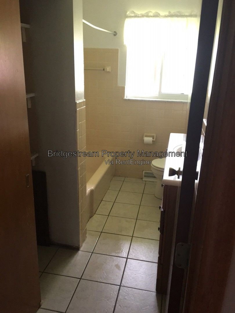3 Bedroom, 2 full bath home with 2 car attached garage in Englewood property image