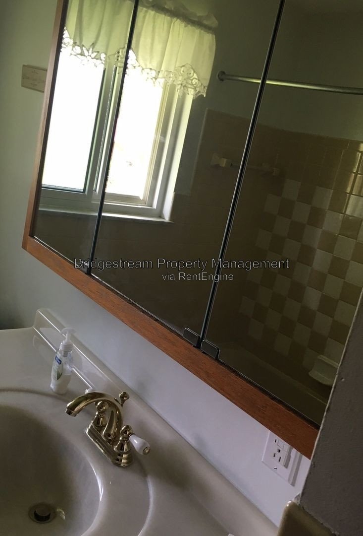 3 Bedroom, 2 full bath home with 2 car attached garage in Englewood property image