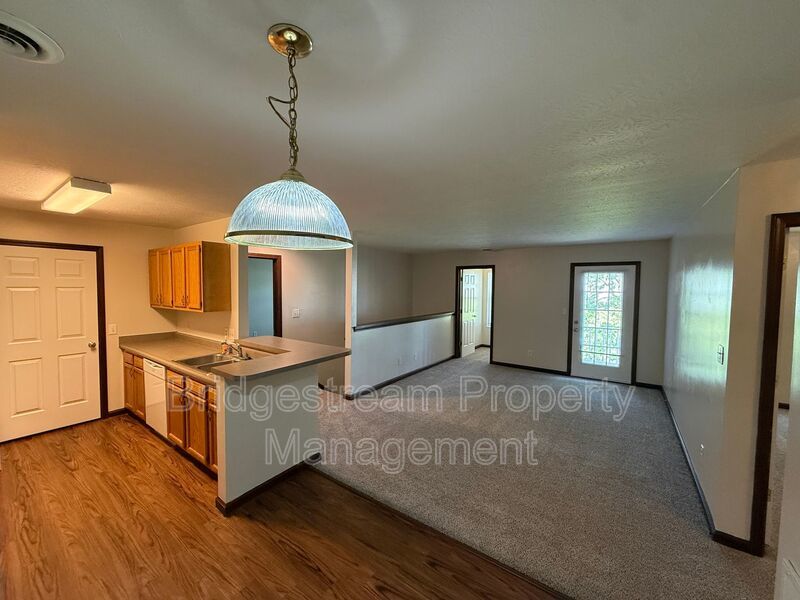 Luxurious 2nd Floor 2 bed 2 bath Apartment property image