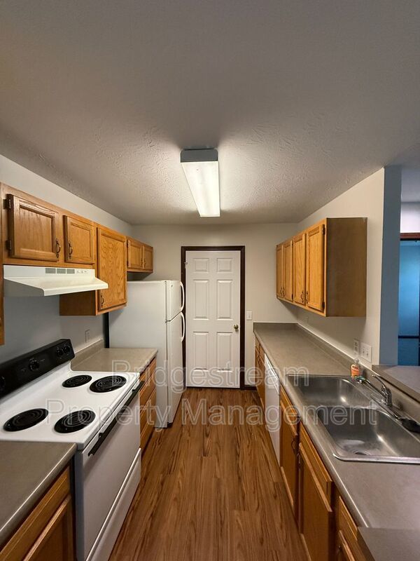 Luxurious 2nd Floor 2 bed 2 bath Apartment property image