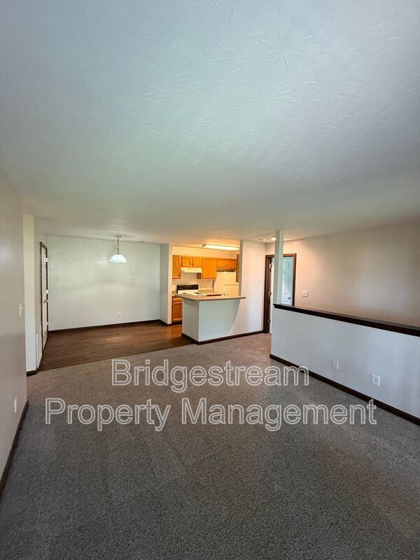 Luxurious 2nd Floor 2 bed 2 bath Apartment property image