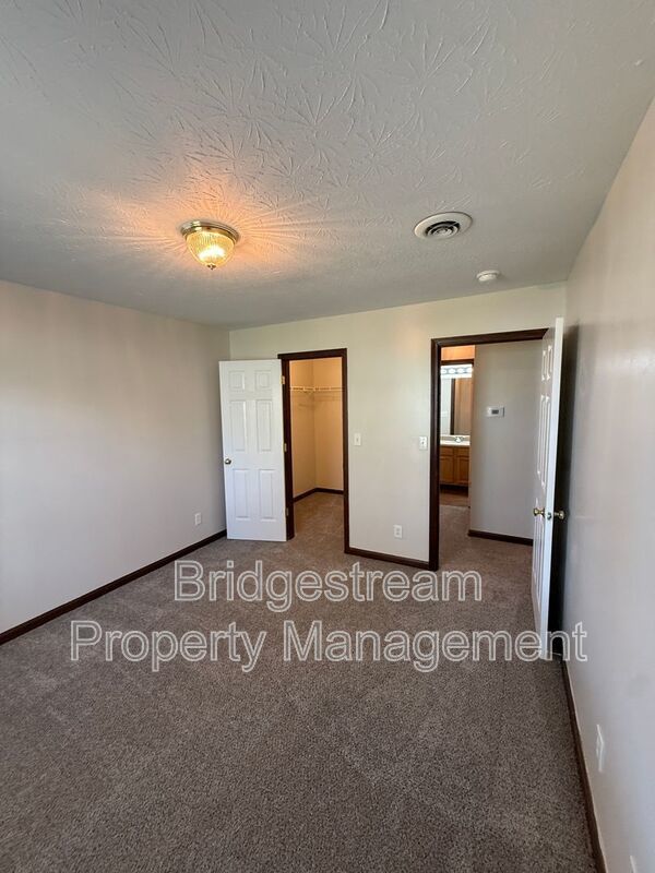 Luxurious 2nd Floor 2 bed 2 bath Apartment property image