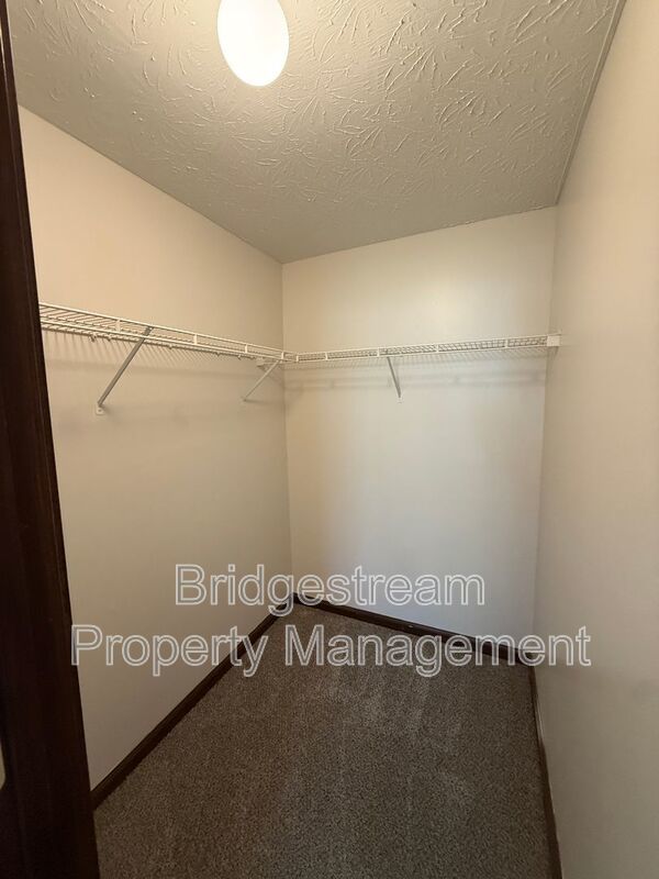 Luxurious 2nd Floor 2 bed 2 bath Apartment property image