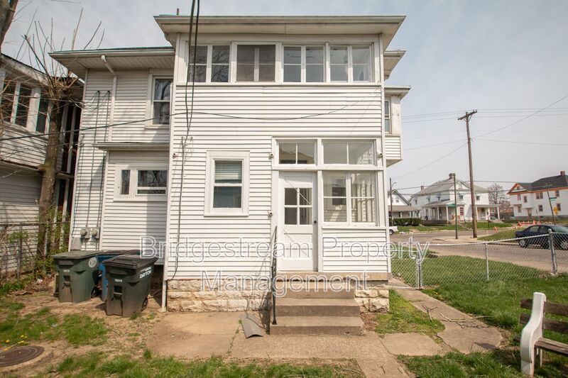 Cozy 2 Bedroom, 1 Bath Upstairs Unit In East Dayton! property image
