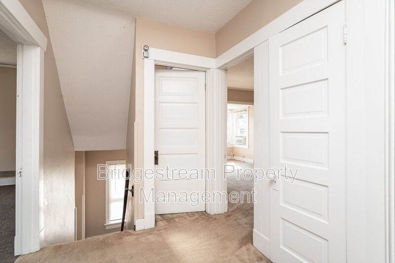 Cozy 2 Bedroom, 1 Bath Upstairs Unit In East Dayton! property image