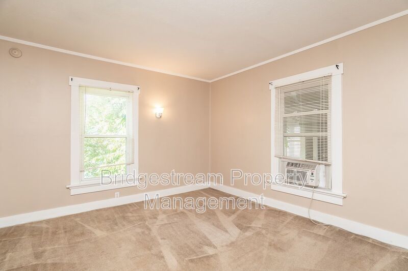 Cozy 2 Bedroom, 1 Bath Upstairs Unit In East Dayton! property image