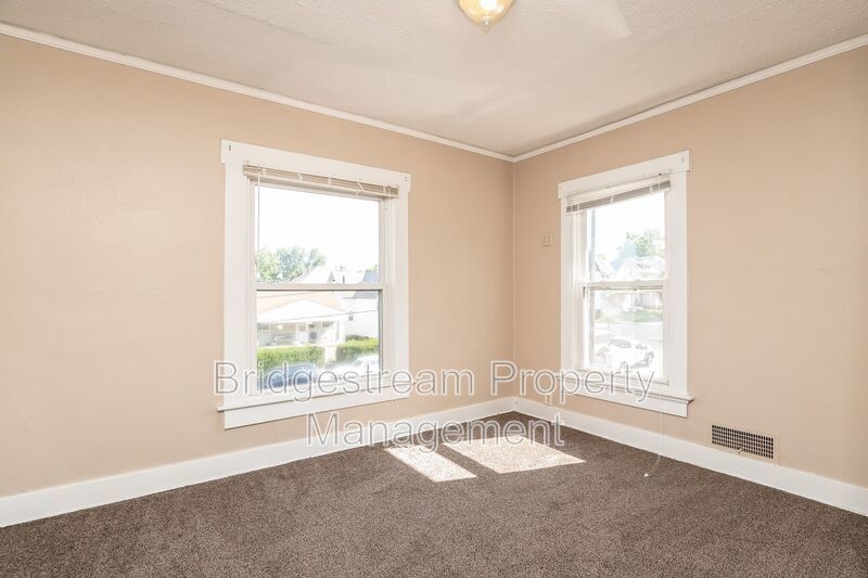 Cozy 2 Bedroom, 1 Bath Upstairs Unit In East Dayton! property image