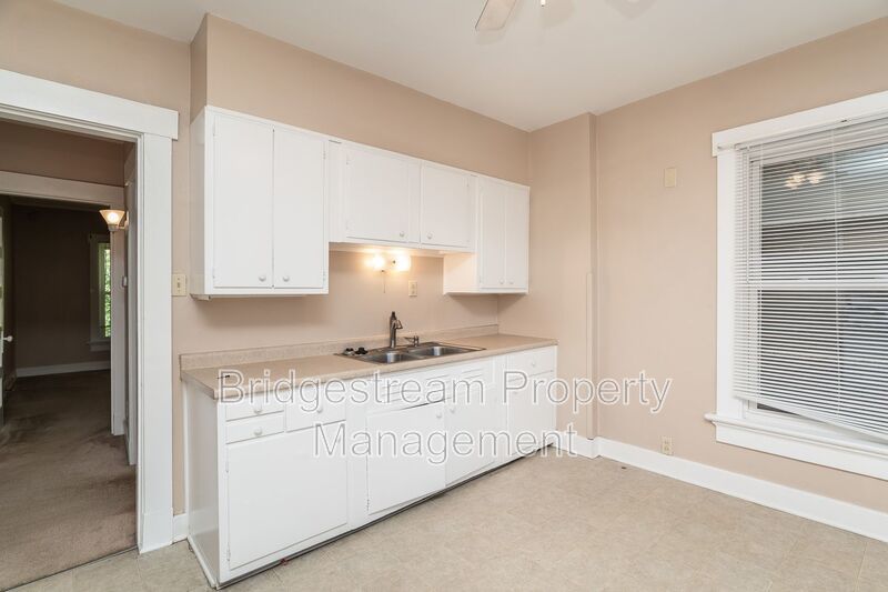 Cozy 2 Bedroom, 1 Bath Upstairs Unit In East Dayton! property image