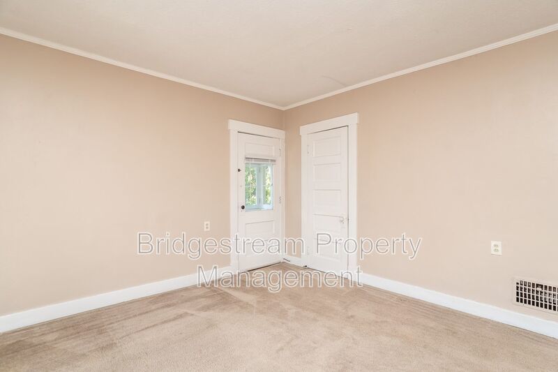 Cozy 2 Bedroom, 1 Bath Upstairs Unit In East Dayton! property image