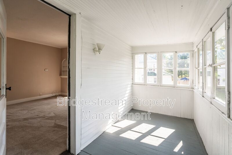 Cozy 2 Bedroom, 1 Bath Upstairs Unit In East Dayton! property image