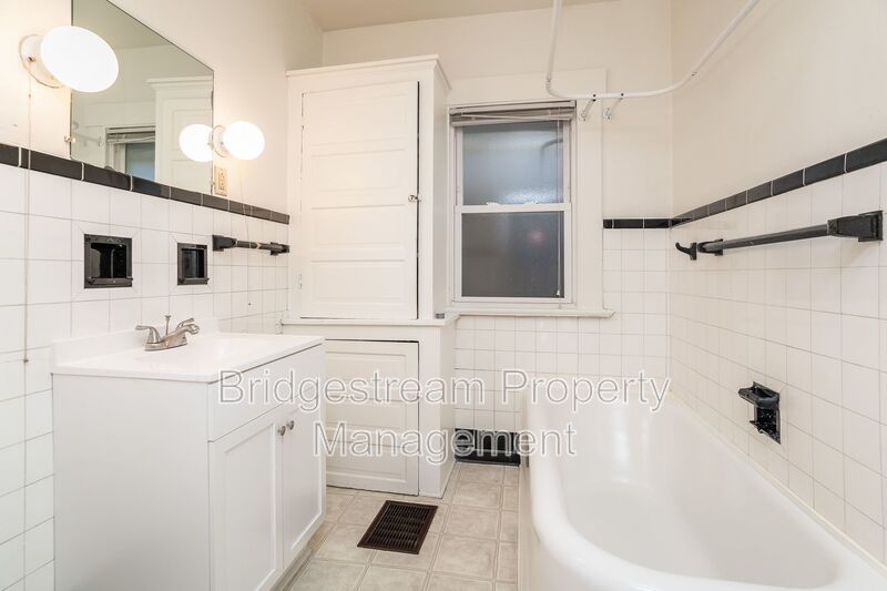 Cozy 2 Bedroom, 1 Bath Upstairs Unit In East Dayton! property image