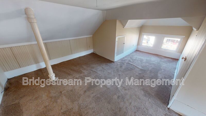 Cozy 2 Bedroom, 1 Bath Upstairs Unit In East Dayton! property image