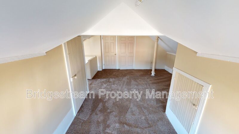 Cozy 2 Bedroom, 1 Bath Upstairs Unit In East Dayton! property image