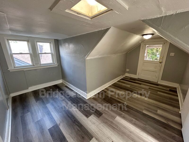 Charming 2 Bed, 1 Bath Apartment property image