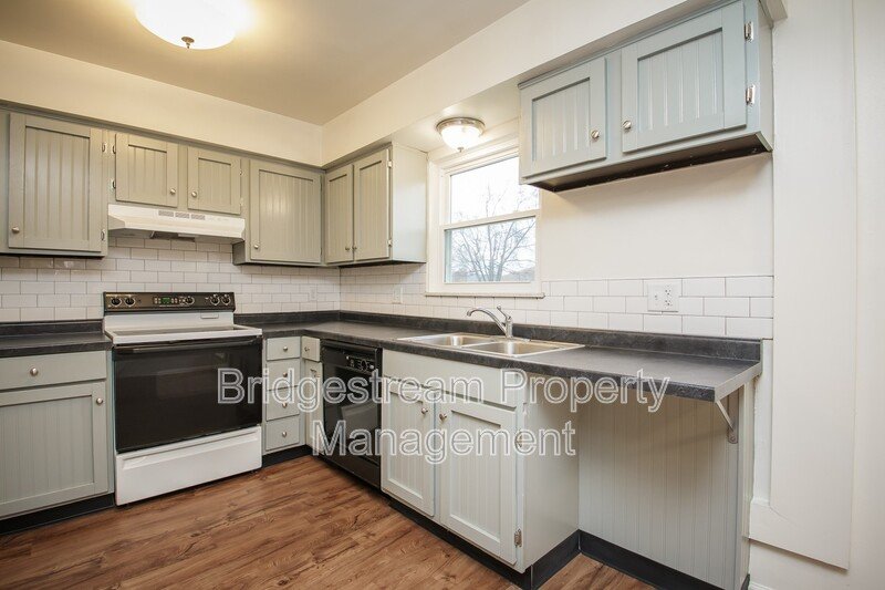 Cozy 3 Bed, 1.5 Bath Townhome Coming Soon! property image