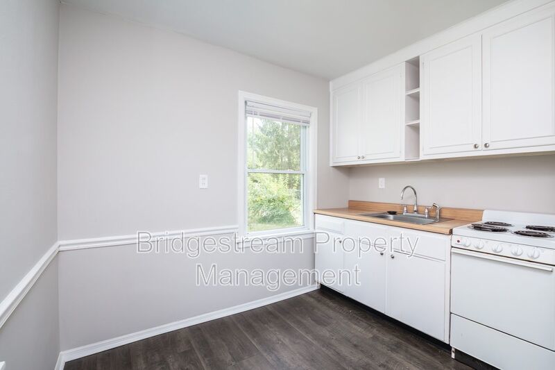 Welcome to this well-kept 3-bedroom, 1-bath duplex in Fairborn! property image