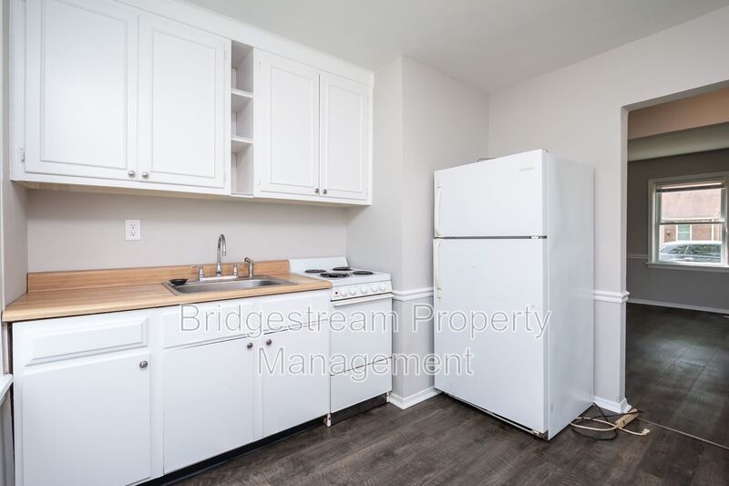 Welcome to this well-kept 3-bedroom, 1-bath duplex in Fairborn! property image