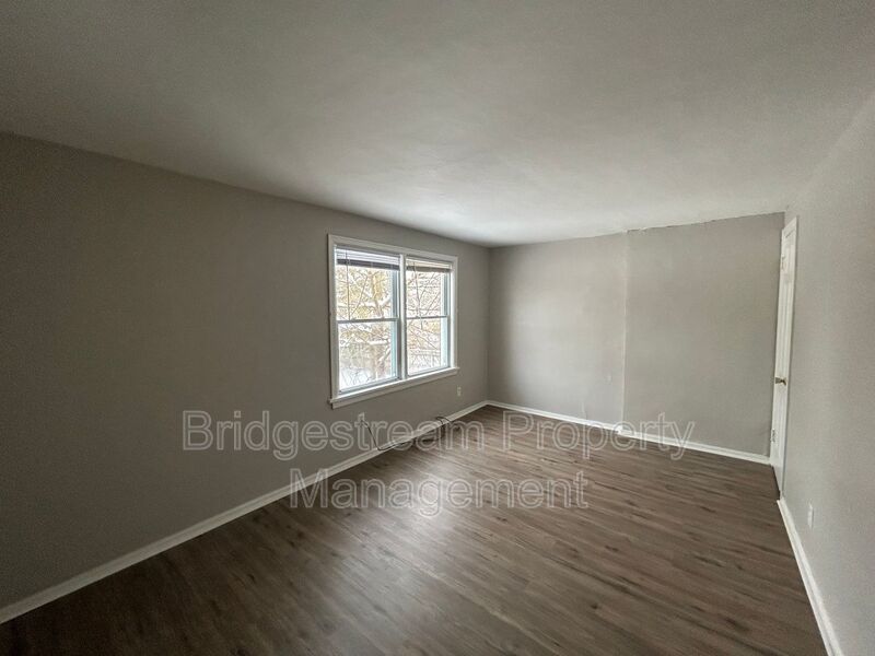 Welcome to this well-kept 3-bedroom, 1-bath duplex in Fairborn! property image