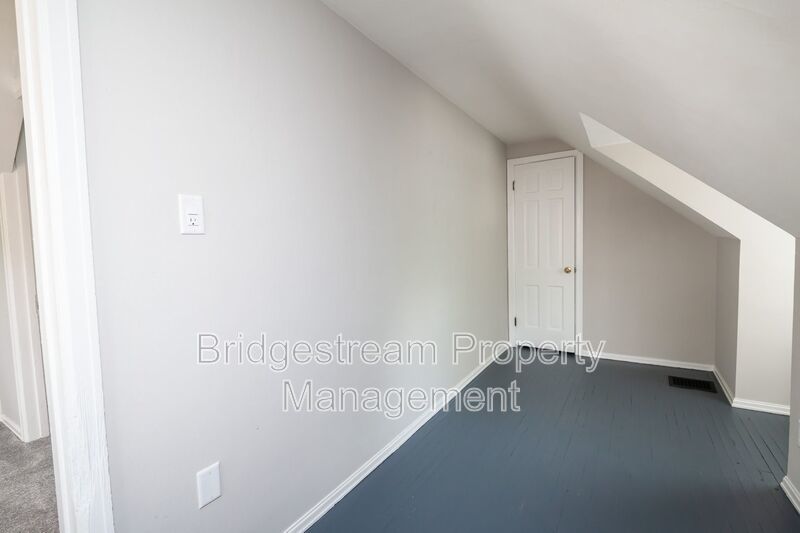 Welcome to this well-kept 3-bedroom, 1-bath duplex in Fairborn! property image