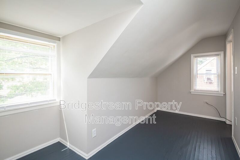 Welcome to this well-kept 3-bedroom, 1-bath duplex in Fairborn! property image