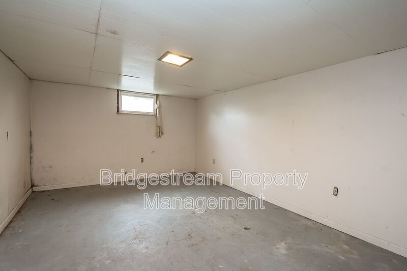 Welcome to this well-kept 3-bedroom, 1-bath duplex in Fairborn! property image