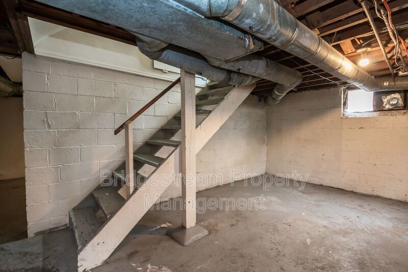 Welcome to this well-kept 3-bedroom, 1-bath duplex in Fairborn! property image