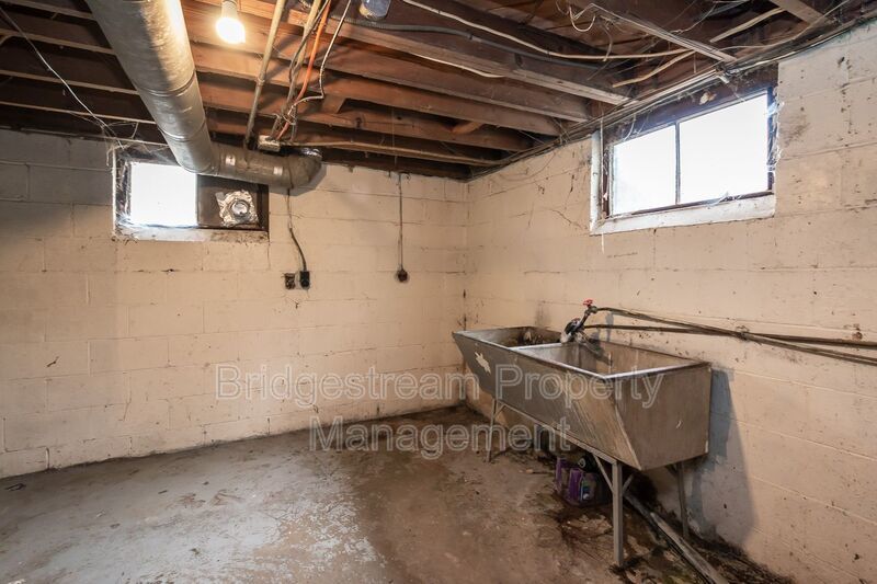 Welcome to this well-kept 3-bedroom, 1-bath duplex in Fairborn! property image