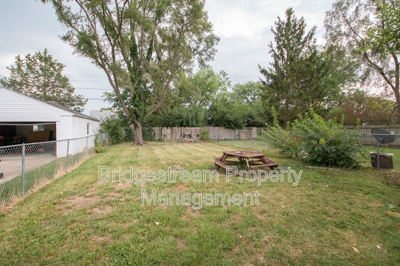 Welcome to this well-kept 3-bedroom, 1-bath duplex in Fairborn! property image