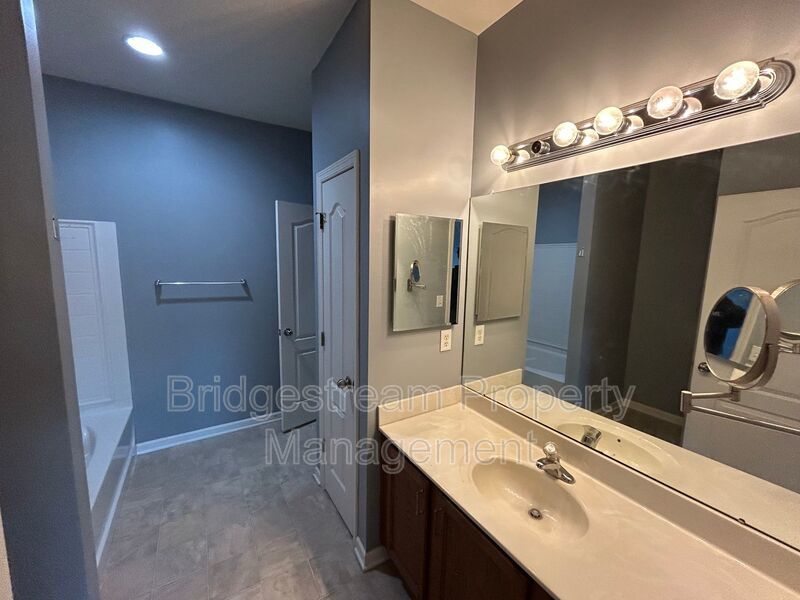 Beautiful 2 Bed, 1.5 Bath Townhome property image