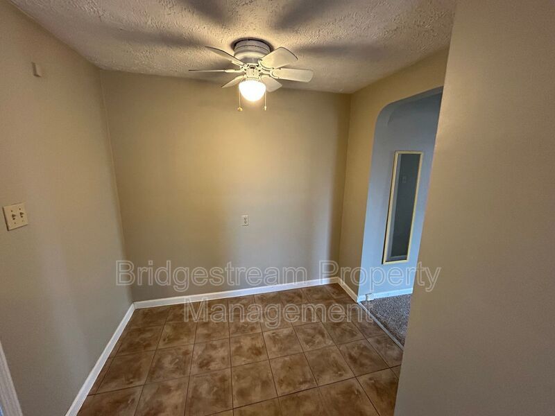 Cozy Upstairs 1 Bed, 1 Bath Unit property image