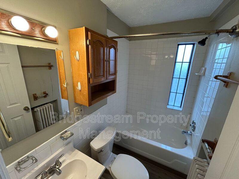 Cozy Upstairs 1 Bed, 1 Bath Unit property image