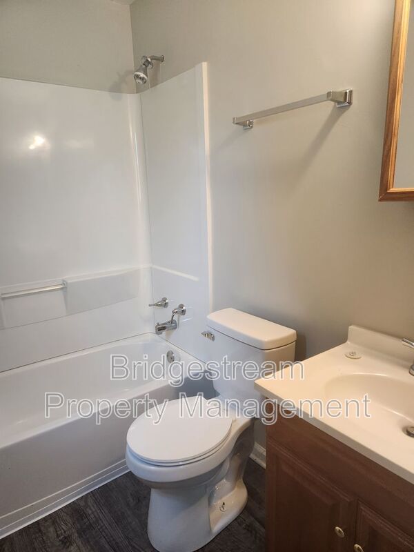 Beautifully Renovated 2 Bed, 2 Bath Unit in Centerville property image