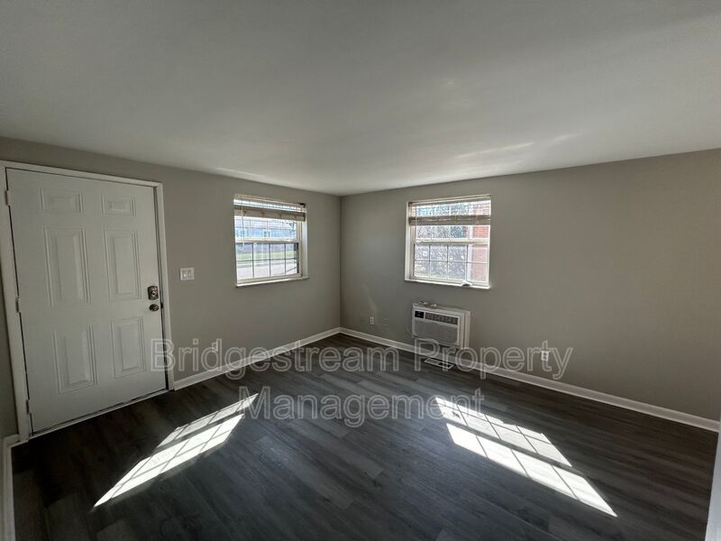 Ground Level 1 Bed, 1 Bath Unit in Kettering Now Available! property image