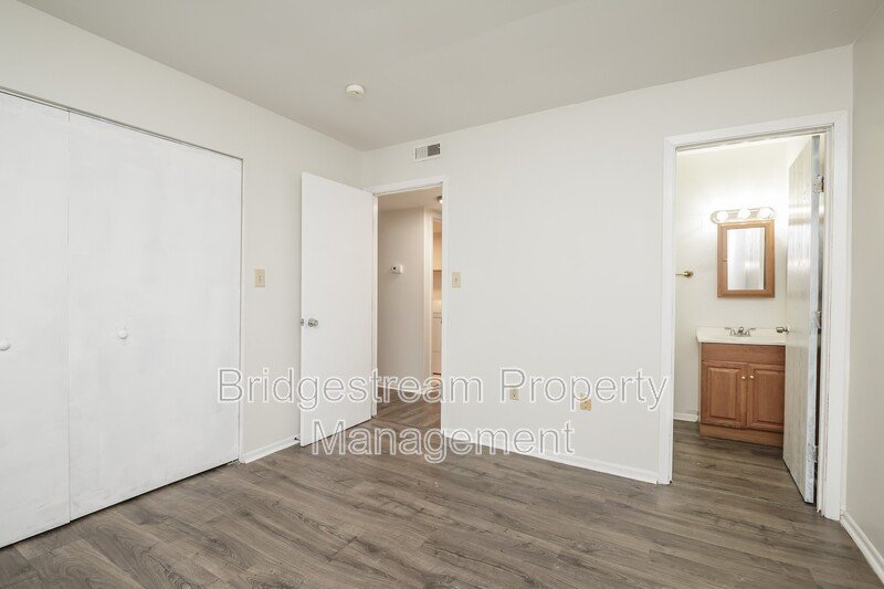Upper Level 2 Bedroom, 1.5 Bath Townhome property image