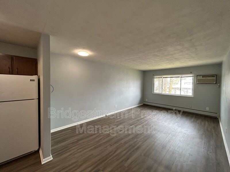 Upstairs 2 Bed, 2 bath Unit in Englewood property image