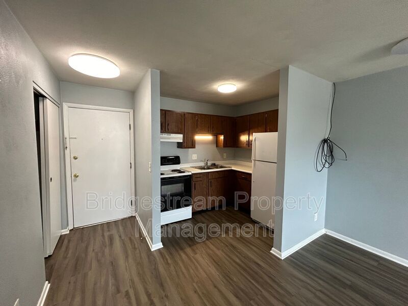 Upstairs 2 Bed, 2 bath Unit in Englewood property image