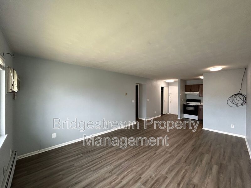 Upstairs 2 Bed, 2 bath Unit in Englewood property image