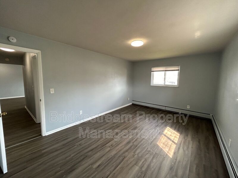 Upstairs 2 Bed, 2 bath Unit in Englewood property image