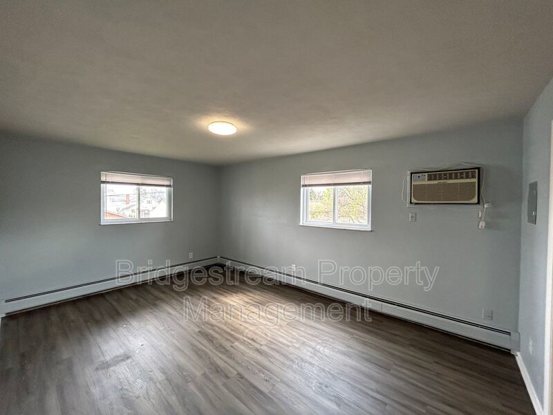 Upstairs 2 Bed, 2 bath Unit in Englewood property image