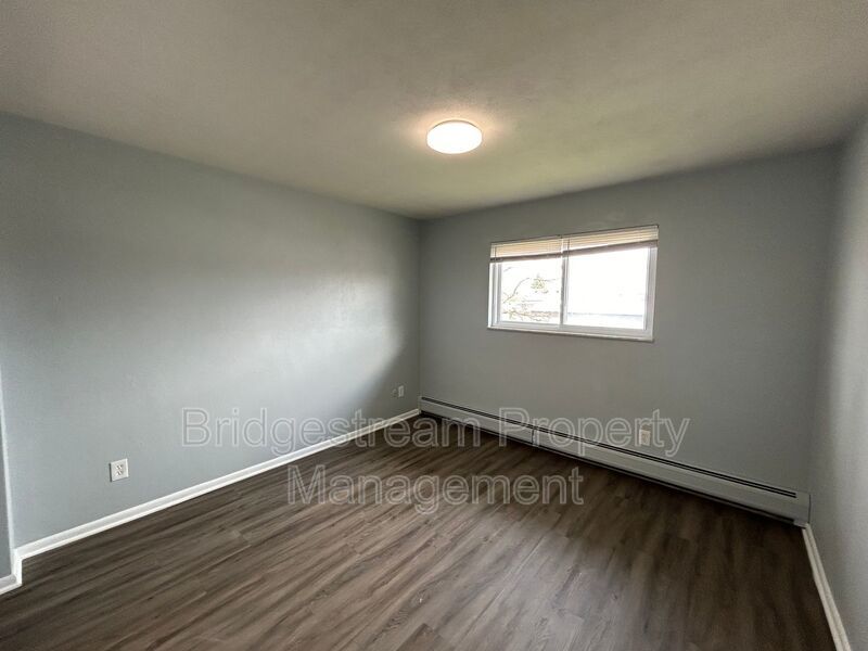 Upstairs 2 Bed, 2 bath Unit in Englewood property image