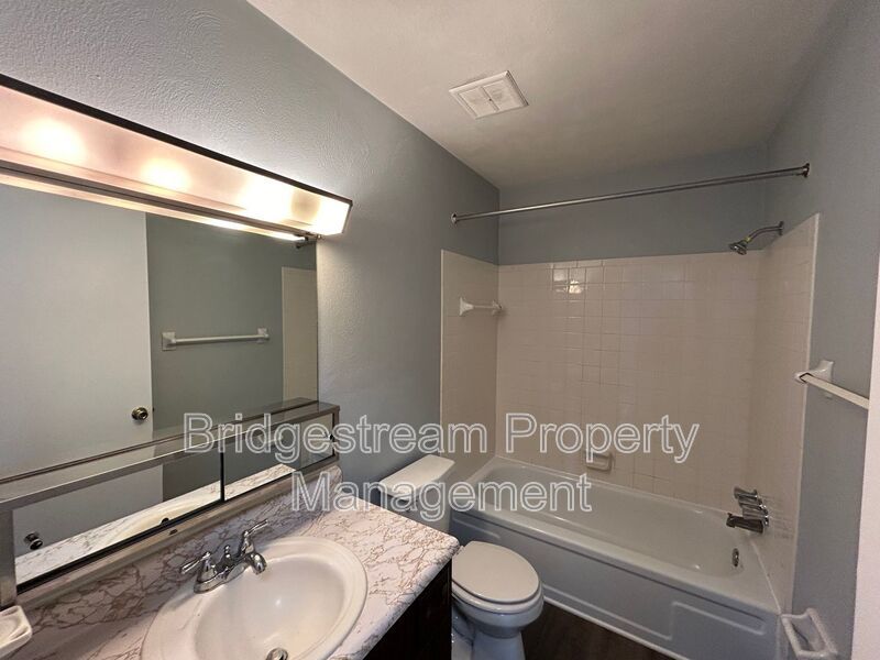 Upstairs 2 Bed, 2 bath Unit in Englewood property image